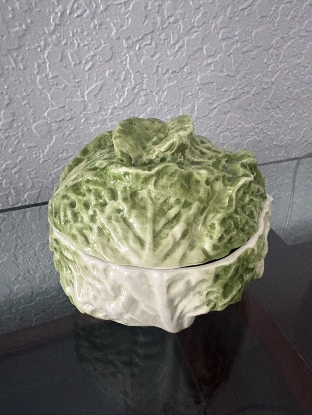 A vintage ceramic cabbage-shaped bow